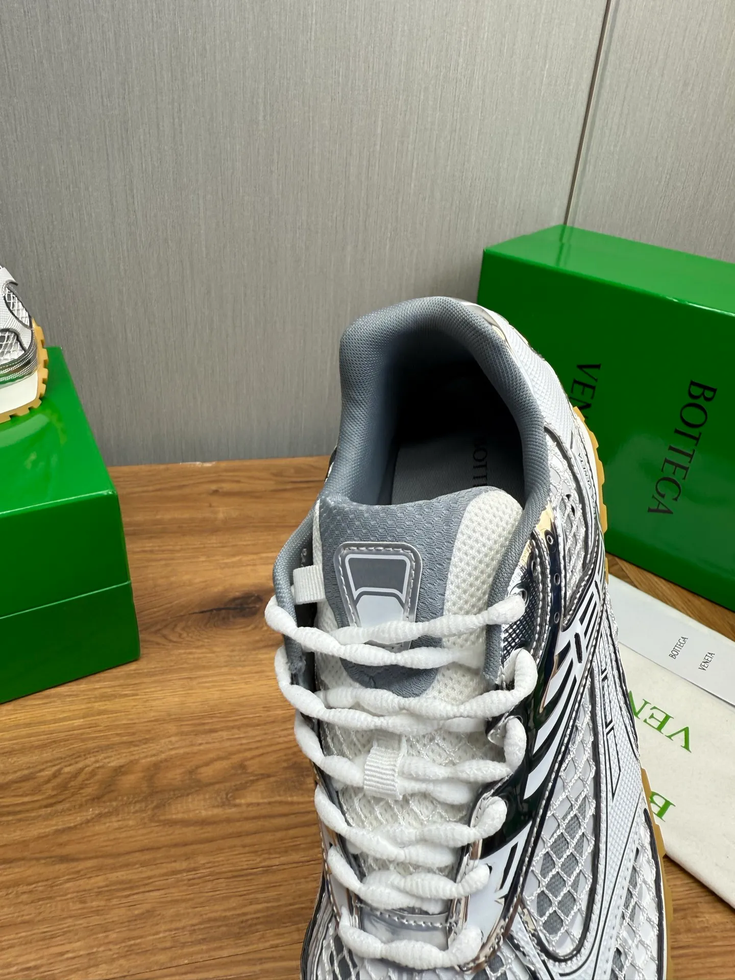 Men's men's shoes 💰620💰 BV top version 𝘽𝙊𝙏𝙏𝙀𝙂𝘼 𝙑𝙀𝙉𝙀𝙏𝘼 Orbit sneakers Wang Yibo same style couple style dad shoes 🩷💚 Runner sneakers, made of lightweight technical mesh fabric. Features a geometric patterned rubber outsole. Pay attention to the package craftsmanship ❕ High version shipping ❗️ Very nice, durable to play with and durable to make ✔️ Standard version 💯💯 The outsole is made of color-blocked TPU outsole. Women’s model 35-41 (40 41 customized) Men’s model 39-46 (45.46 customized) Equipped with original packaging